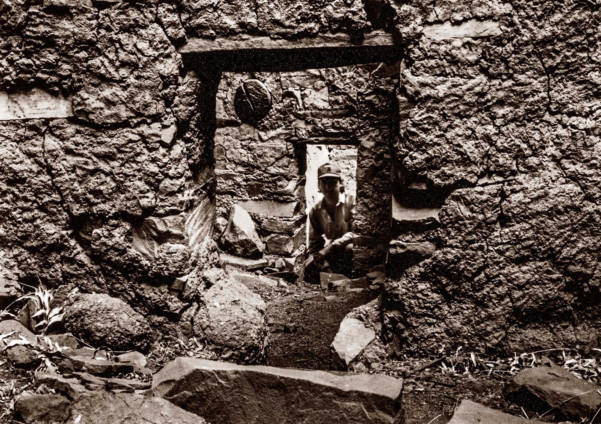 Native American cliff dwelling in the Devil's Chasm in the Sierra Ancha. Previously classified as Solado, the ruin is now attributed to
the local Anchan culture. Tree ring samples from wooden beams show construction occurred from A.D. 1275 to 1300 (not for sale).
